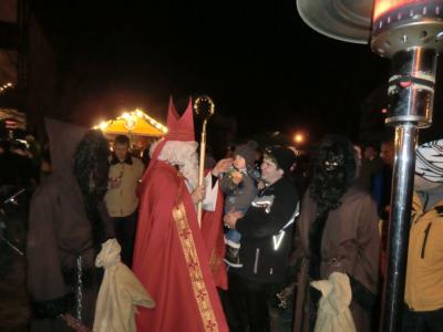 Hl. Nikolaus in Miltach auf dem Adventsmarkt (Bild vergrößern)