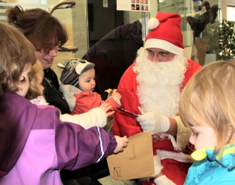 Mädchen und Jungen des Kinderbahnhofs und der Arche mit Sitz in der Mühlenstraße begegnen dem Weihnachtsmann mit gehörigem Respekt