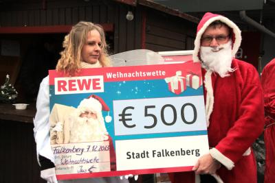 Übergabe der 500,- € von Frau Ziegenhagen, Inhaberin des Rewe-Marktes Falkenberg/E. an den Bürgermeister, Herrn Herold Quick