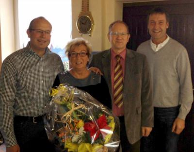 Der Bürgermeister Klaus Prietzel gratuliert