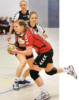 Sorgte für Tempo und Tore: Kristin Schulze (am Ball) zeigte ein starkes Spiel für die HSG Hude/Falkenburg.  Bild: Olaf Blume Quelle:http://www.nwzonline.de