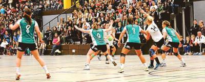 Foto zur Meldung: Handball Benefizspiel lockt knapp 600 Zuschauer in die Mehrzweckhalle