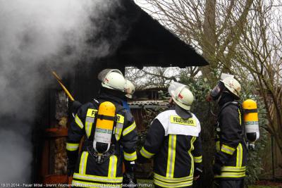 Foto zur Meldung: Feuer Mittel  -brennt Wochenendhaus in Krüzen