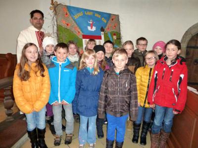 Foto zu Meldung: 14 Erstkommunionkinder der Pfarrei Prackenbach/Krailing stellten sich der Pfarrfamilie vor