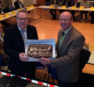 Verbandsvorsitzender Rudolf Kürner (rechts) überreicht Bürgermeister a.d. Gerd Spiegel (links) den „Filterkuchen“