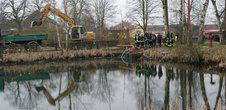 Feuerwehr pumpt ganzen Teich leer (Bild vergr&ouml;&szlig;ern)