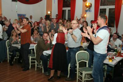 Ausgelassene Stimmung herrschte im gut gefüllten Saal der Lehniner Gaststätte „Klosterhof“  bei der Floßfestdankesfeier (Foto: Udo Toborek, LCV) (Bild vergrößern)