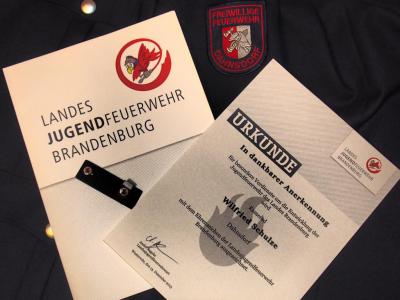Foto zur Meldung: Ehrenabzeichen der Landesjugendfeuerwehr Brandenburg für Wilfried Schulze