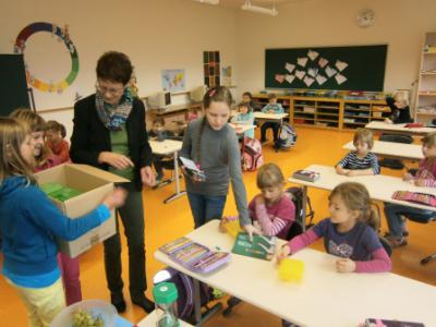 Raiffeisen-Volksbank engagiert sich an der Schule für das gesunde Pausenfrühstück und zur Abfallvermeidung