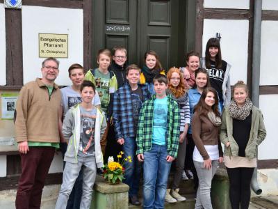 Konfirmandengruppe vor dem Quellendorfer Pfarrhaus (Foto: Sylvester)