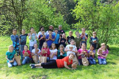 Foto zur Meldung: Kommunionkinder aus Prackenbach und Moosbach beim Brot-Backen