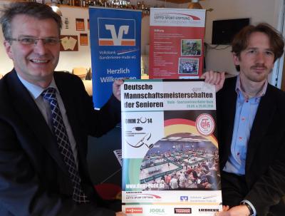 Jürgen Kikker (Volksbank Ganderkesee-Hude) und Clemens Kurek  (Niedersächsische Lotto-Sport-Stiftung) präsentieren das Veranstaltungsplakat