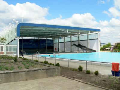 Zielitzer schwimmen am Ostseestrand: Neue Überdachung im Schwimmbad Zielitz - Badesaison eröffnet (Bild vergrößern)