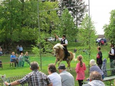 Vorschaubild zur Meldung: Traditionelles Kranzreiten zu Himmelfahrt wieder in Lindena