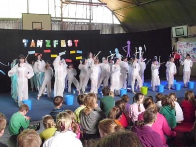 32 Kinder der ITBL treten beim Wolliner Tanzfest auf (Bild vergrößern)