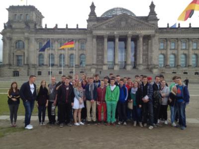 Vor dem Reichstagsgebäude (Bild vergrößern)