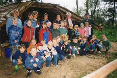Gefragter Anlaufpunkt waren Köhlerhütte und Waldlehrpfad bei Schulklassen - diese Aufnahme entstand kurz nach Fertigstellung der Hütte im Herbst 2002 und ist damit schon fast historisch. (Bild vergrößern)