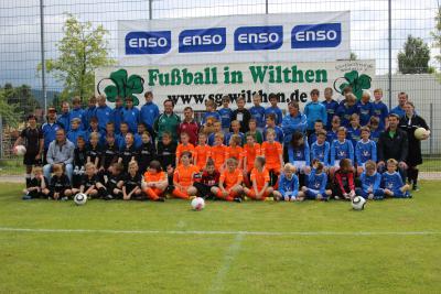 Foto: Die Mannschaften Foto zur Meldung: ENSO Cup E-Junioren - Spannender gehts nicht