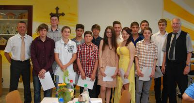 SCHULNACHRICHTEN: 12 Absolventen aus der Mittelschule Schondra verabschiedet
