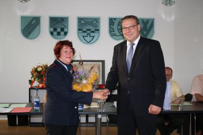 Barbara Seidel wurde von Bürgermeister Gero Janze für ihr ehrenamtliches Engagement ausgezeichnet.