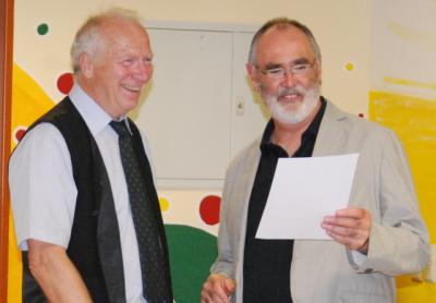 Schulleiter Otto Granich (links) überreicht Walter Kuhn die Urkunde zur Versetzung in den Ruhestand.