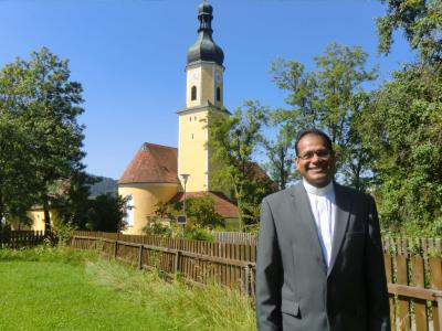 Pater Kolenchery vor der Kirche in Blaibach (Bild vergrößern)