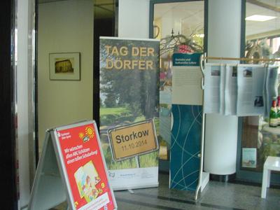 im Eingangsbereich der Sparkasse: das Einladungsplakat zum Tag der Dörfer (Bild vergrößern)