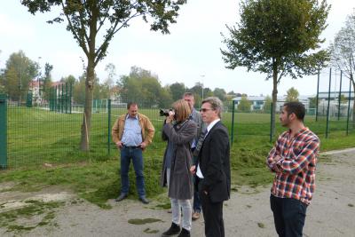 Bürgermeister Gampe zeigt Frau Janke von der Bundestransferstelle den neu gebauten Kunstrasenplatz (Bild vergrößern)