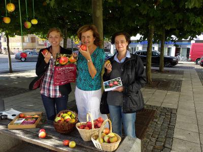 Laden zum Apfelmarkt ein: Vertreterinnen von Biosphäre und Stadtverwaltung    Foto: Christiane Schomaker (Bild vergrößern)