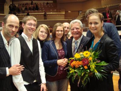Foto zur Meldung: Joachim Gauck zeichnet die IGS aus