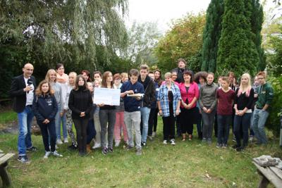 Foto zur Meldung: „Antenne MV macht Schule“ in der IGS - 2000 € für neuen Gartenteich