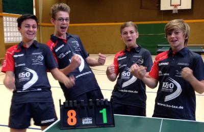 Pascal, Fabian, Niels und Jannis freuen sich über den ersten Saisonsieg in der Bezirksliga