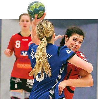 Musste mit den Handballerinnen der HSG Hude/Falkenburg den ersten Punktverlust verkraften: Katharina Stuffel (mit Ball) im Heimspiel gegen den BV Garrel. Bild: Dörte Eilers