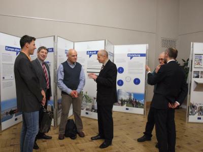 Besucher der Ausstellung informieren sich bei Vertretern der ILB über EFRE-Förderung (Bild vergrößern)
