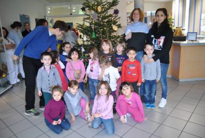 Traditionell schmücken Kindergartenkinder die Weihnachtsbäume im Krankenhaus Dierdorf/Selters. Hier die muntere Schar aus Selters.