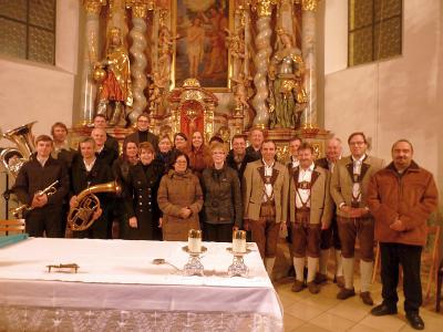 Foto zur Meldung: 30 Jahre Adventsingen in Moosbach – 50 Jahre Chorleiter und Organist Walter Stöger