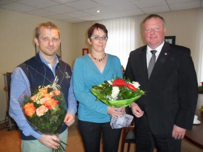 Glückwünsche zum Amtsantritt überbrachten die Amtskollegen Sven Hause, Bürgermeister der Stadt Calbe (Saale) und René Zok, Oberbürgermeister der Stadt Staßfurt (v.l.n.r.) (Bild vergrößern)