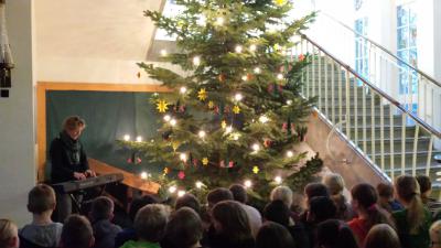 Foto zur Meldung: Singen unter dem Weihnachtsbaum
