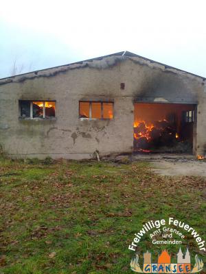 Strohlager in Buberow brennt in voller Ausdehnung