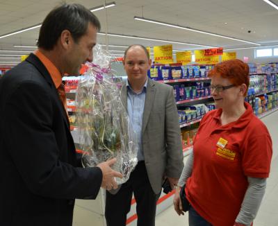 Blumen für Frau Pfeiffer: In Schipkau eröffnete der neue Netto-Markt an alter Stelle