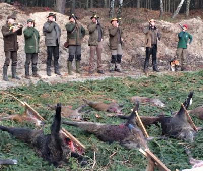Großes Halali: Mit Jagdhornsignalen beendeten Teilnehmer kürzlich eine Drückjagd in der Nähe von Schipkau