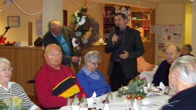 Der Bürgermeister wünscht den Bewohnerinnen und Bewohnern sowie dem Personal der Pflegeeinrichtung ein frohes Weihnachtsfest I Foto: Heike Uhde (Bild vergrößern)