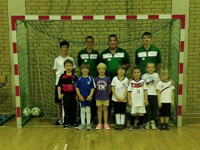 Foto: Mannschaftsbild mit dem Trainerteam Foto zur Meldung: SGW F | Die F-Jugend stellt sich vor