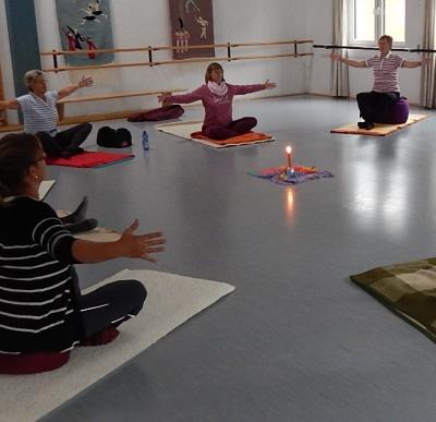 Foto zur Meldung: Neues Yoga-Angebot: Mit sanften Bewegungen, Entspannung und Klangschalen zum Einklang mit sich selbst