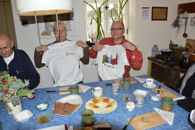 Die neuen Wittenberge-Shirts. Peter Jepsen (re) und Karl Klapcia aus Elmshorn erhielten sie als erste.  I  Foto: Christiane Schomaker (Bild vergrößern)