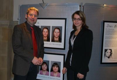 Bürgermeister Dr. Oliver Hermann würdigt Idee und Umsetzung der jungen Fotografin Juliane Ziel (Bild vergrößern)