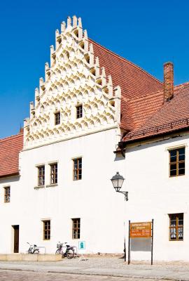 Foto Kulturamt:  Das Museum „Mühlberg 1547“ mit einem aus der Entstehungszeit von 1531 stammenden Schmuckgiebel mit gotischen Stilelementen. (Bild vergrößern)