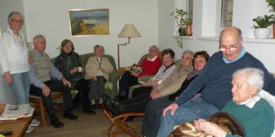 Bewohner, Angehörige und Betreuer der Demenz-WG Lüneburg haben sich zu einer kleinen Geburtstagsfeier zusammengefunden.