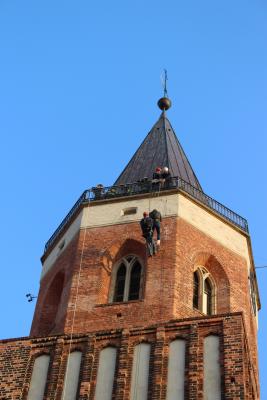 Foto zu Meldung: Übung nach Ostern: Höhenrettung auf dem Kirchturm der Stadtkirche