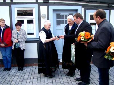 Es ist soweit: Bürgermeister Fischer übergibt den Schlüssel für das neue Museum an Frau Schmidt und Frau Moschkau. (Bild vergr&ouml;&szlig;ern)